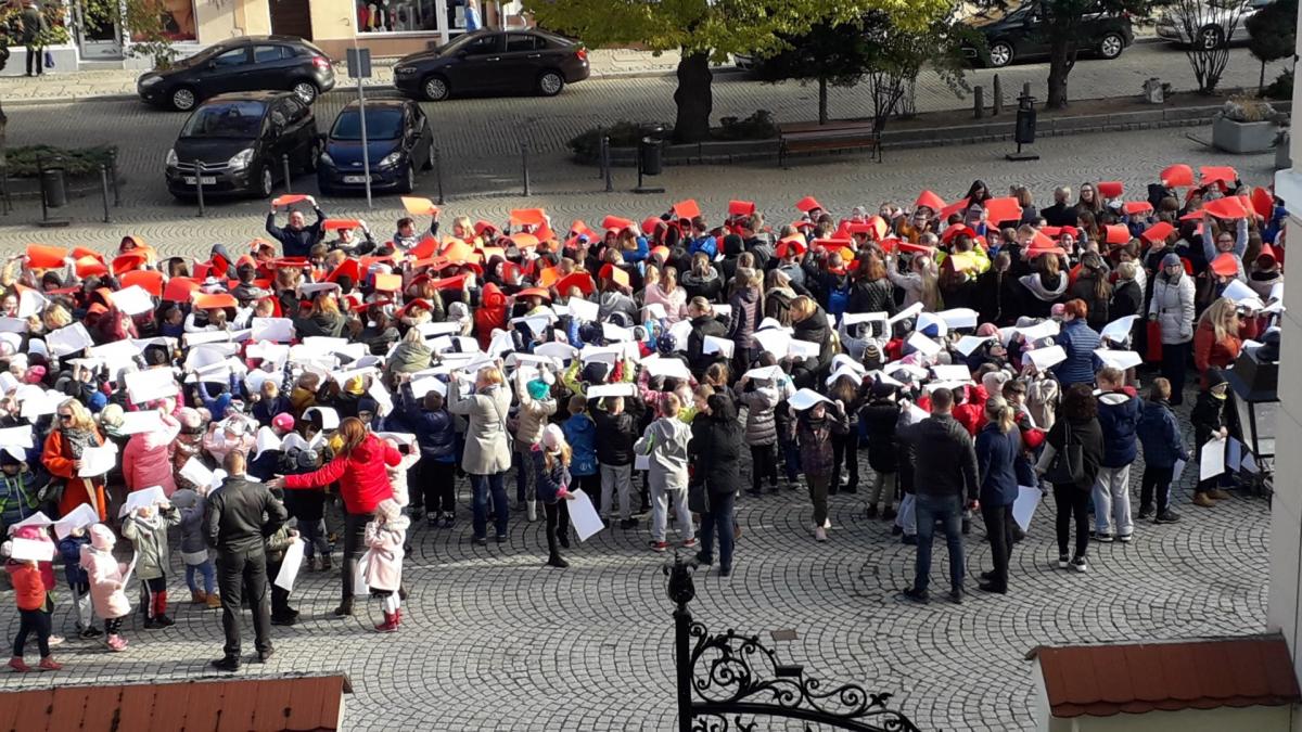 Żywa flaga na wołowskim Rynku [wideo]