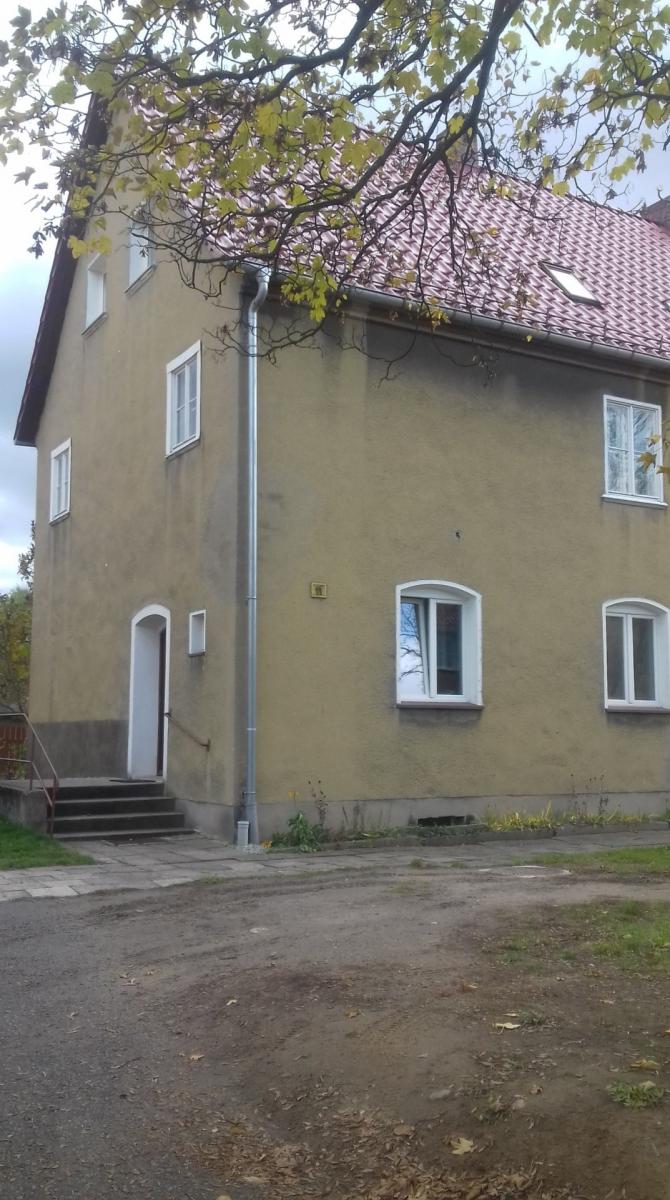 Smród w bloku, bo lokatorka zbiera śmieci [wideo]