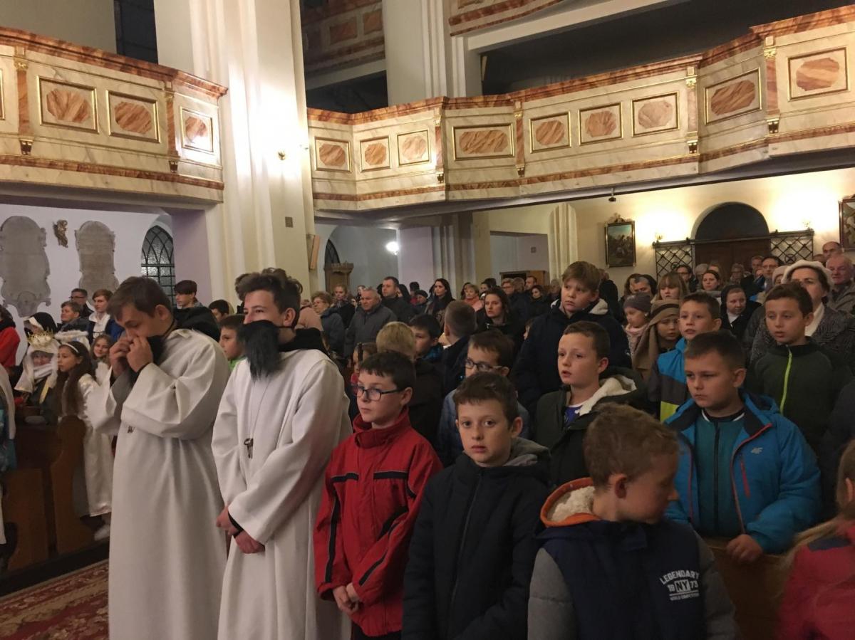 Święci na mszy w wołowskim kościele [wideo]