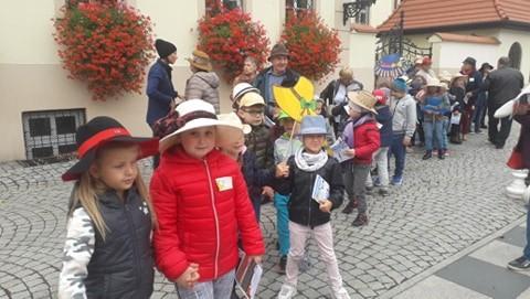 Kolorowe kapelusze w centrum Wołowa