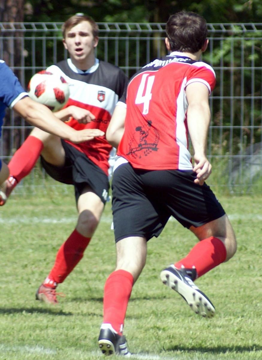 Futbolowe zmagania drużyn w klasie A i B