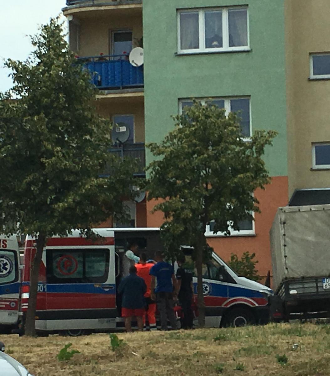 Ambulans w Brzegu Dolnym. Wideo