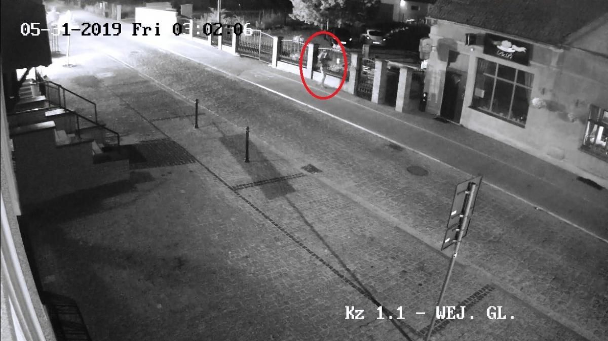 Poszukiwany sprawca podpalenia. Rozpoznajesz go? Zadzwoń na policję!
