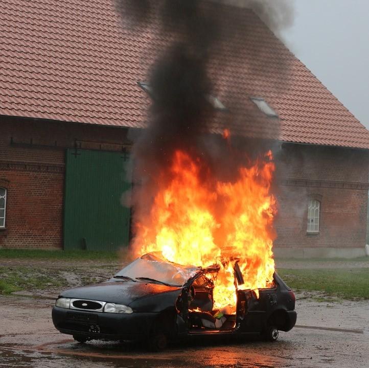 Płonące auta i bomba w zakładzie karnym