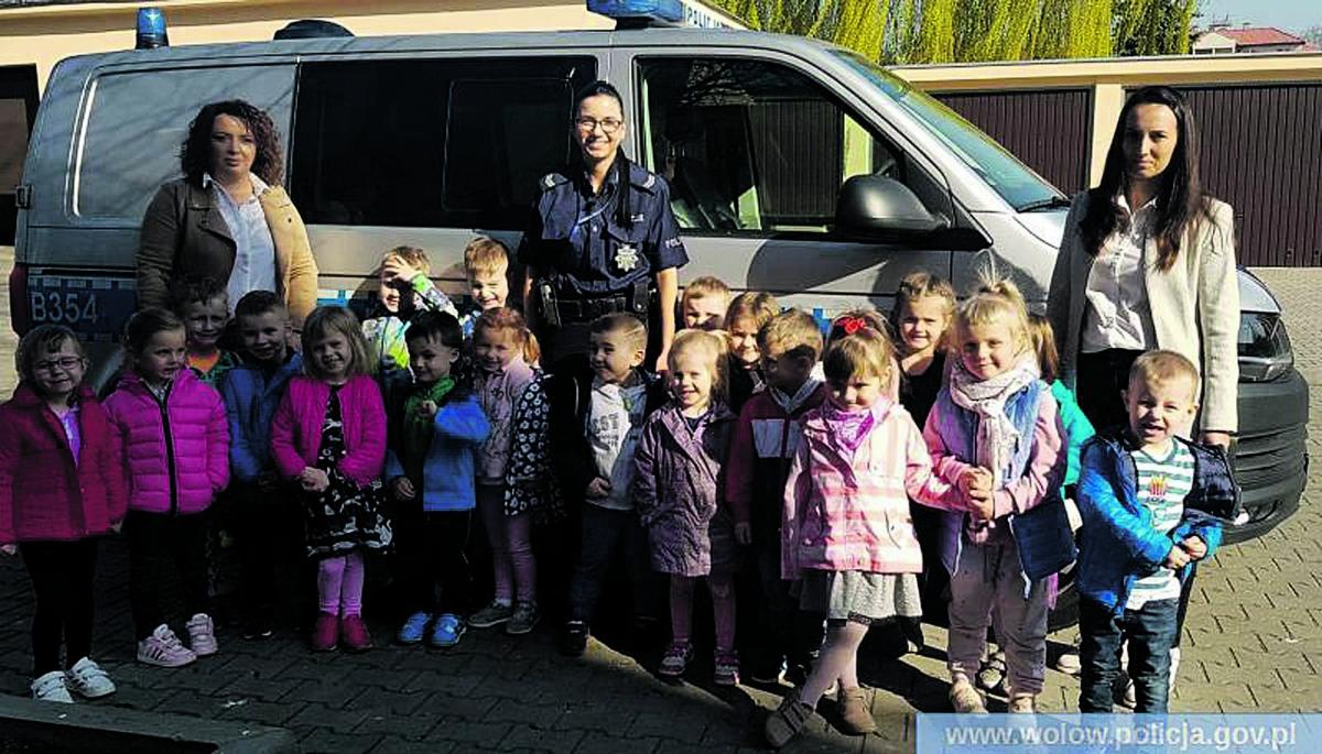 Przedszkolaki poznają pracę policjantów