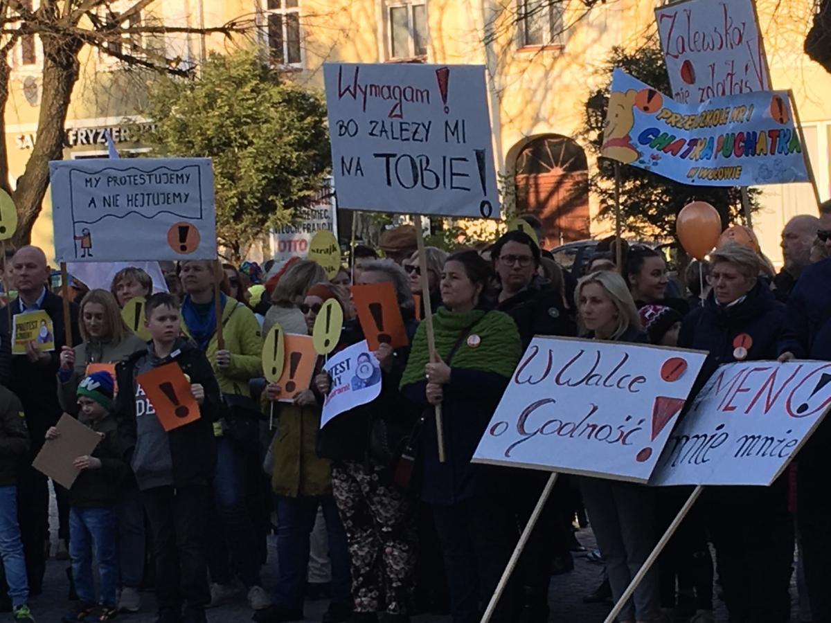 Strajk nauczycieli na rynku w Wołowie