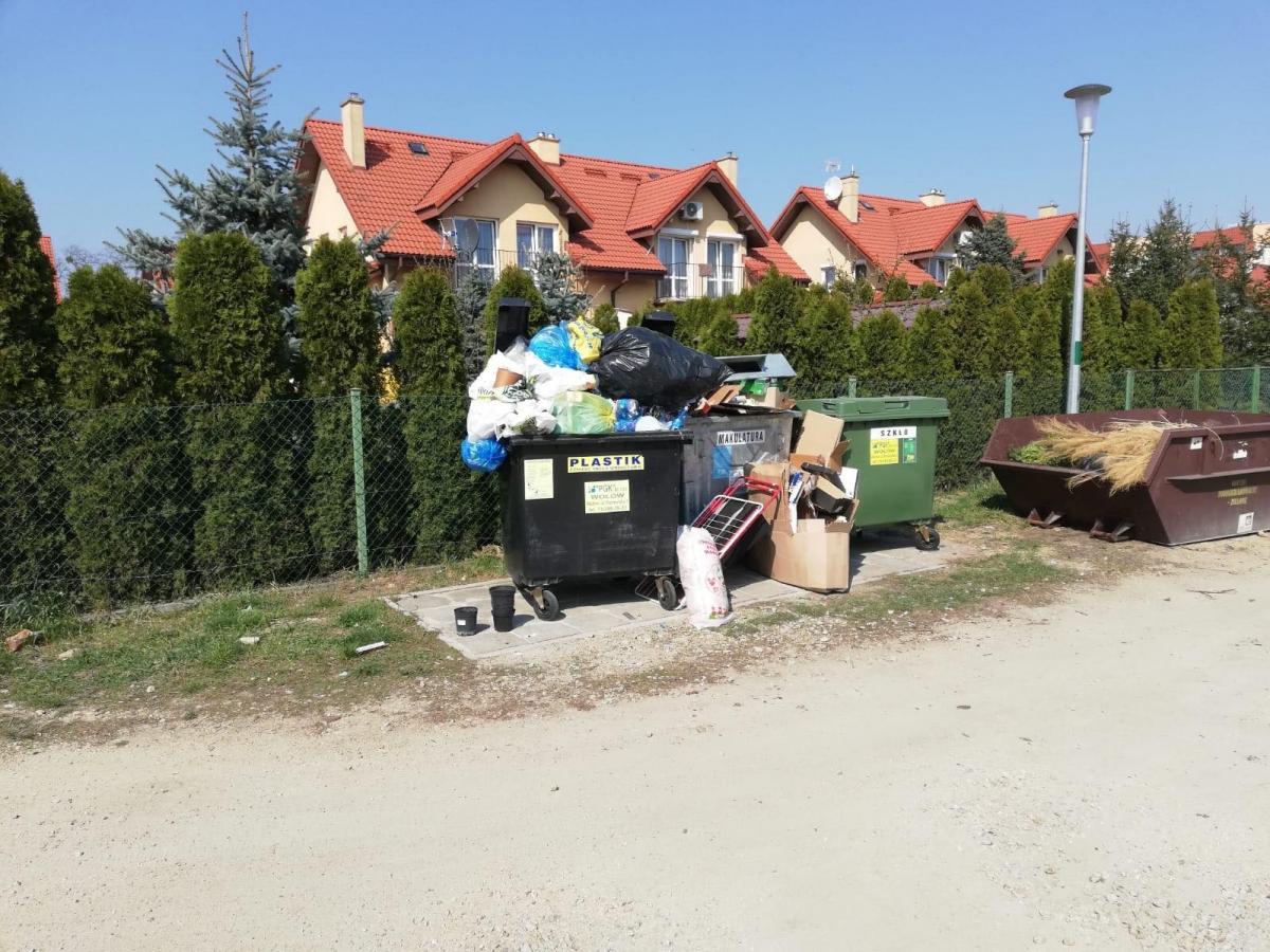 Podrzucają śmieci w Wołowie. Mieszkańcy mają dość
