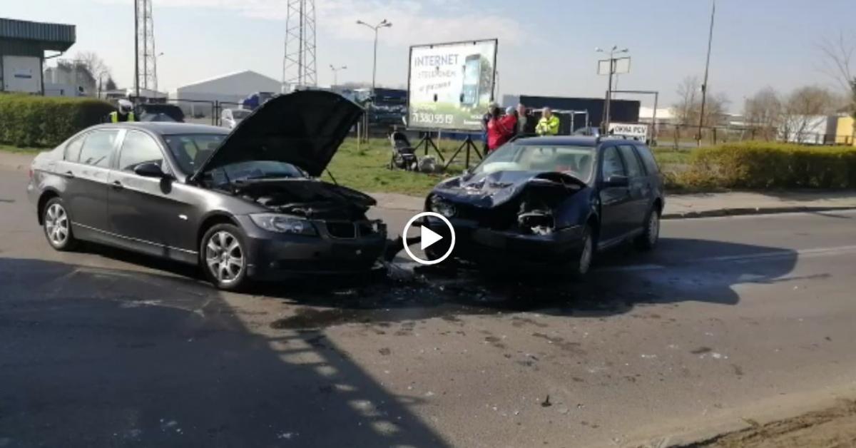 Zderzyły się dwie osobówki. Policja kierowała ruchem