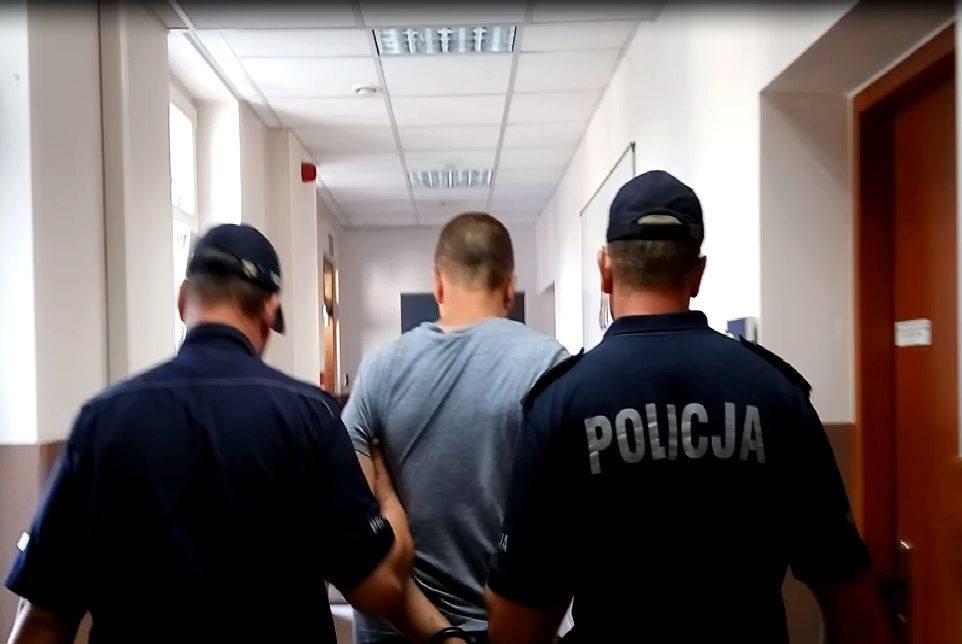 Lubiąż, mieszkańcy są zastraszani przez agresywnego mężczyznę, który grozi im nożem i maczetą