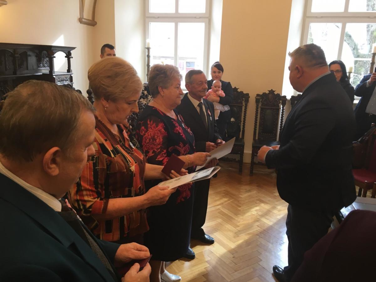 Burmistrz wręczył medale małżeństwom z 50-letnim stażem