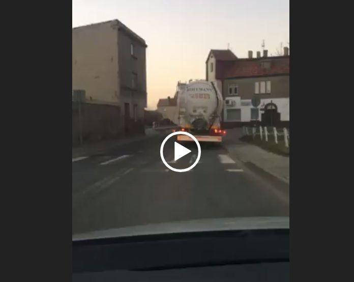Ciężarówka ledwo mieści się na drodze w centrum Wińska