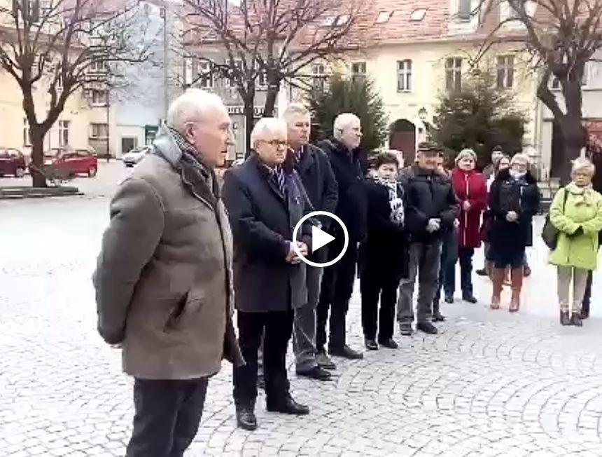 Minuta ciszy dla prezydenta Gdańska Pawła Adamowicza na rynku w Wołowie