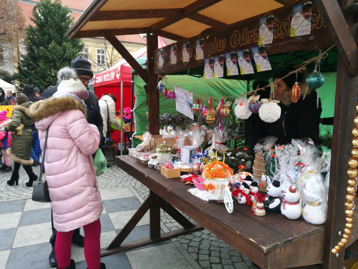 Stragany, kolędy i świąteczna atmosfera. Relacja z Jarmarku Bożonarodzeniowego w Wołowie