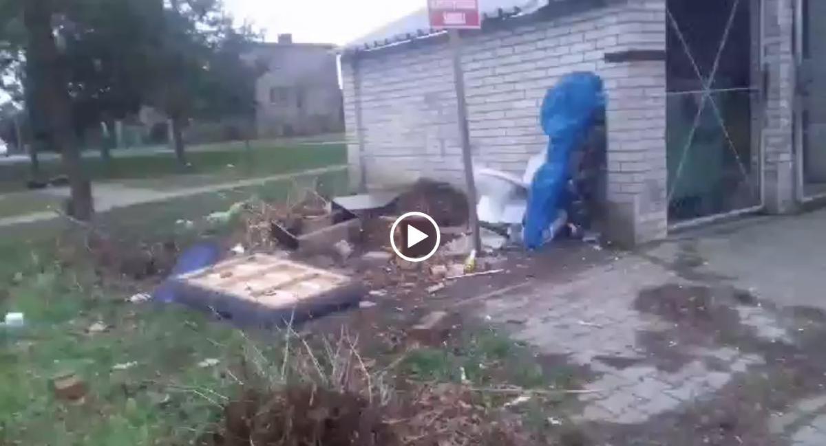 Zalegające odpady obok śmietników w Brzegu Dolnym