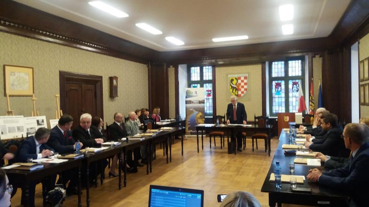 Sesja w powiecie przerwana
