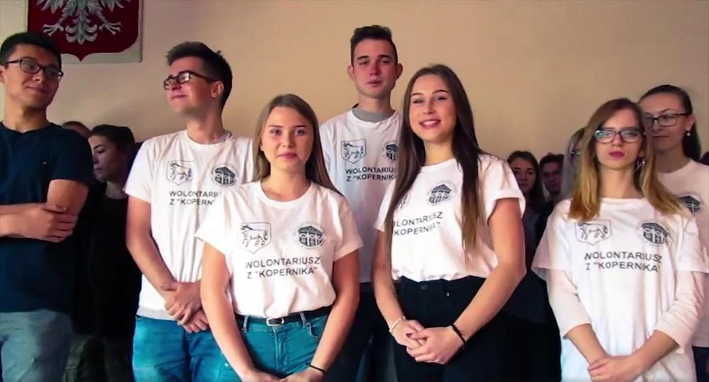 Kopernik stawia Kingę na nogi