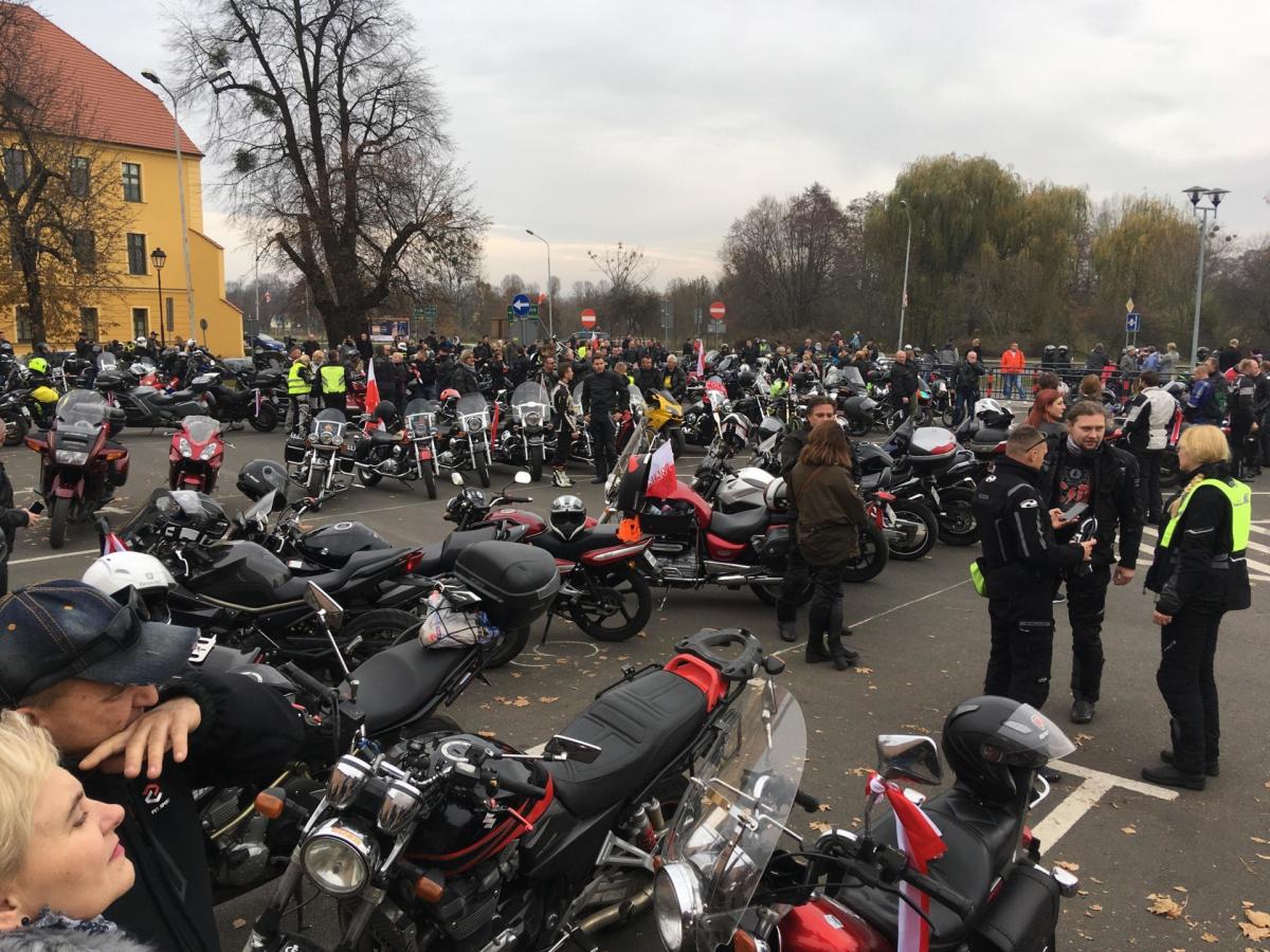 Odśpiewali hymn przed pałacem w Brzegu Dolnym i przyjechali do Wołowa