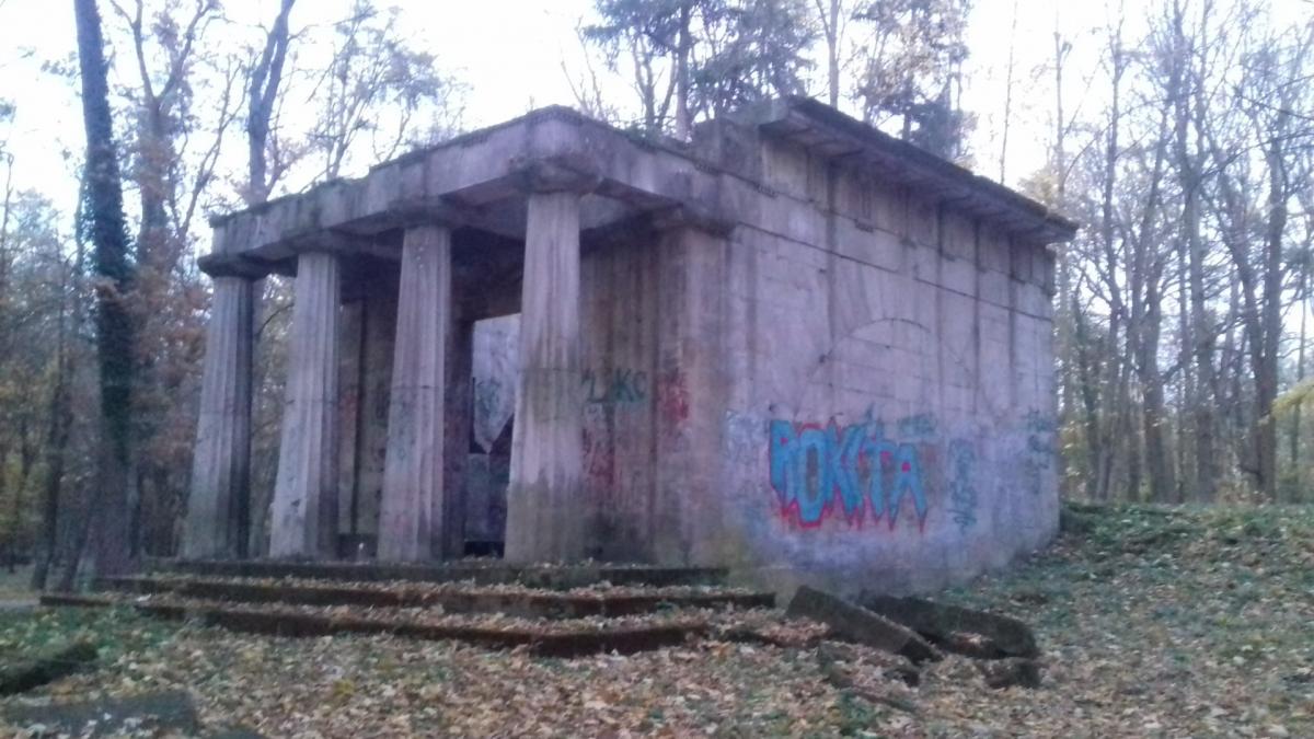 Mauzoleum von Hoymów w dolnobrzeskim parku nadal niszczeje. Czy jest szansa na zmianę?