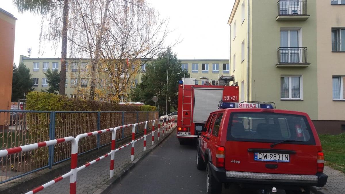Akcja służb w gimnazjum w Brzegu Dolnym. Ewakuowano uczniów