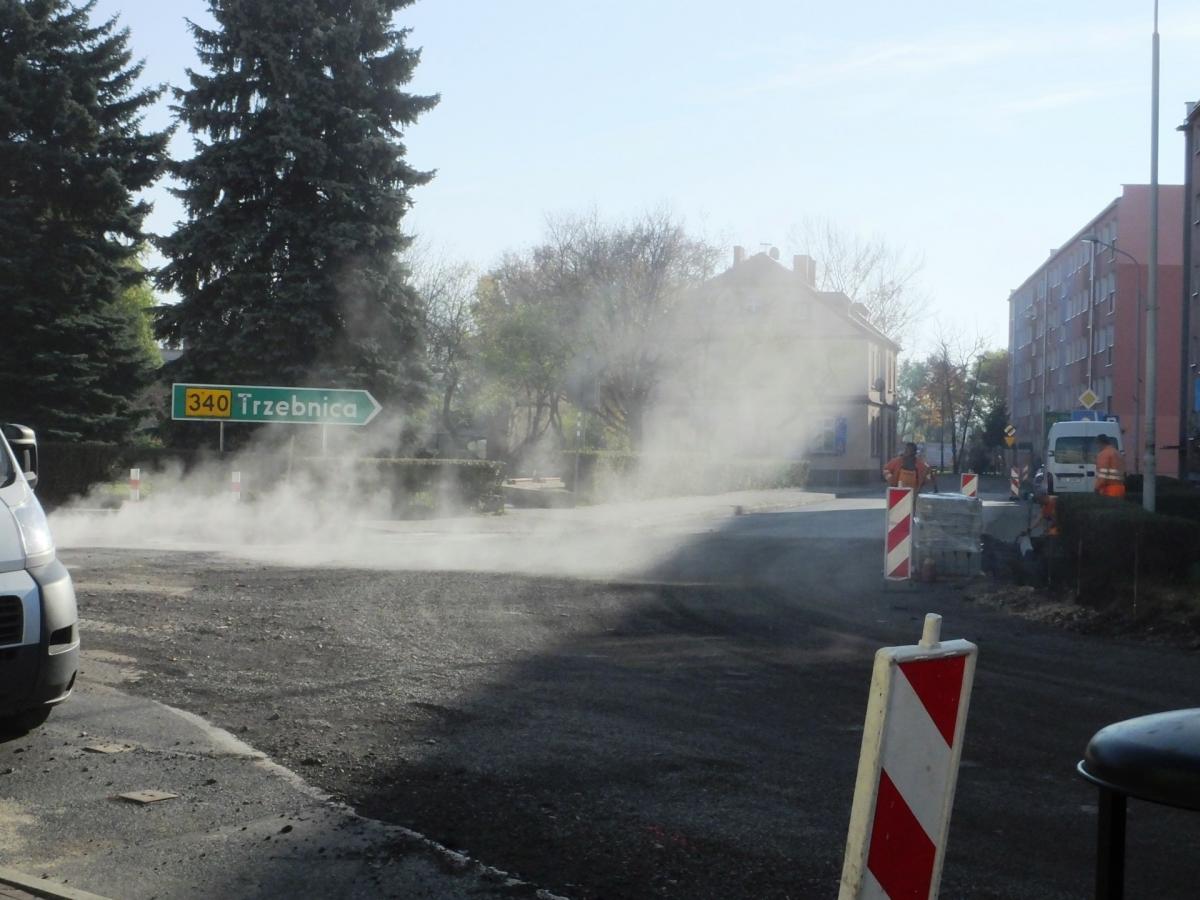 Trwają prace remontowe na drodze w centrum Wołowa - wideo