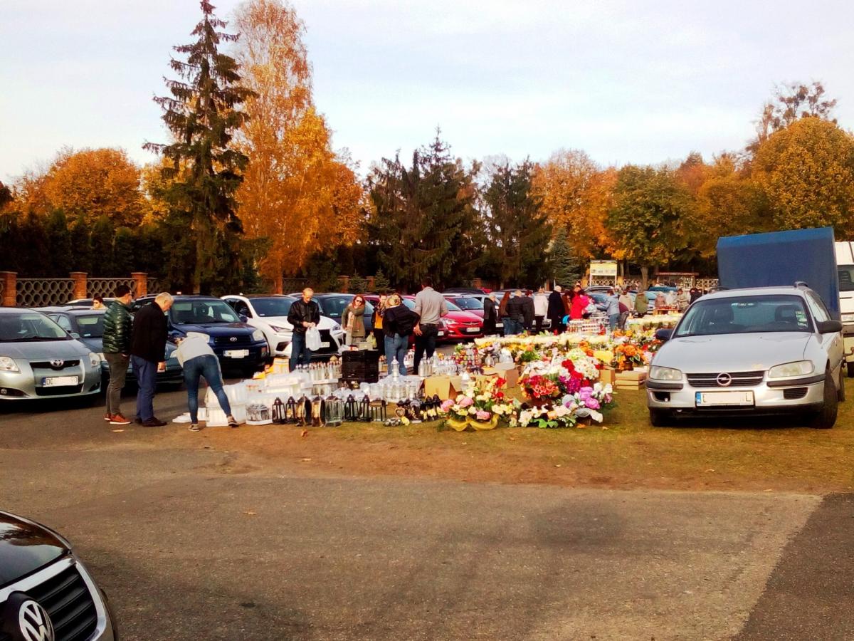 Tłumy na cmentarzach, tłok na parkingach