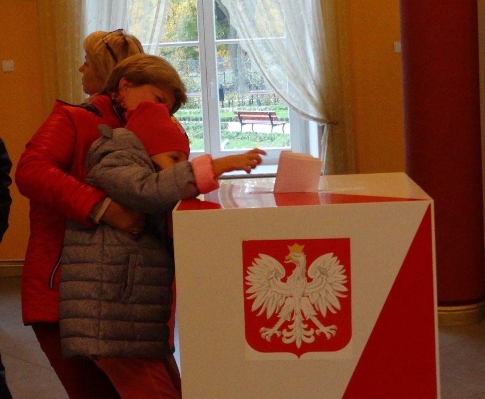 Trwa głosowanie na burmistrzów, wójtów i radnych. Gdzie można zgłaszać nieprawidłowości?