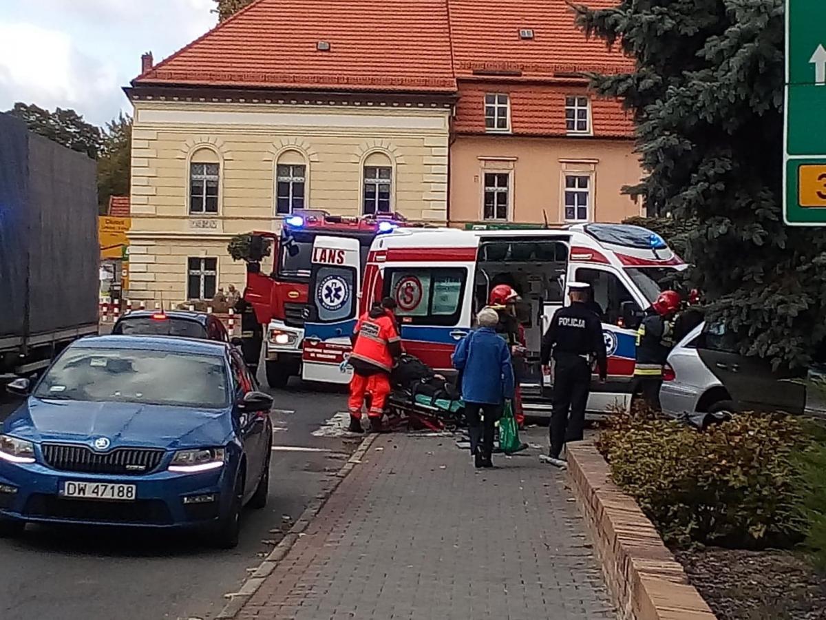 Auto wypadło z drogi - wideo