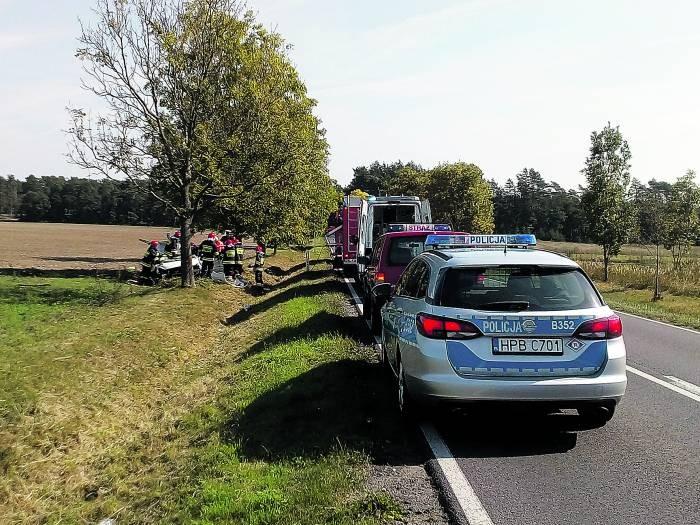 Wjechała do rowu i uderzyła w drzewo!