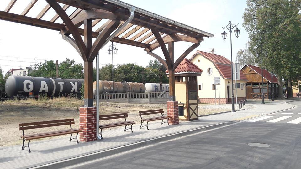 Odnowiony plac koło dworca w Twardogórze