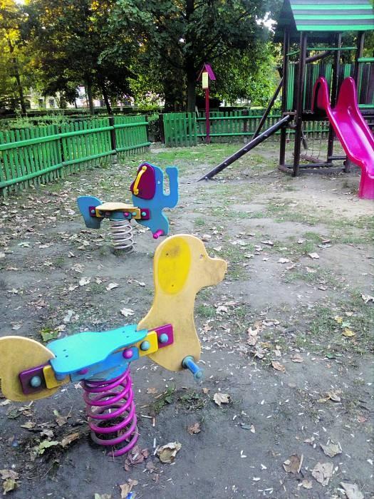 Zaniedbane place zabaw! Mieszkańcy pytają dlaczego.