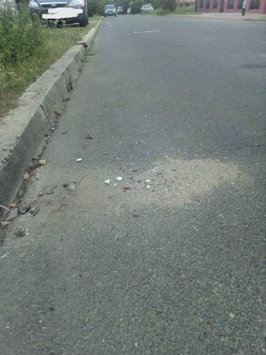 Brzeg Dolny okiem spacerowicza - Szkło na drodze