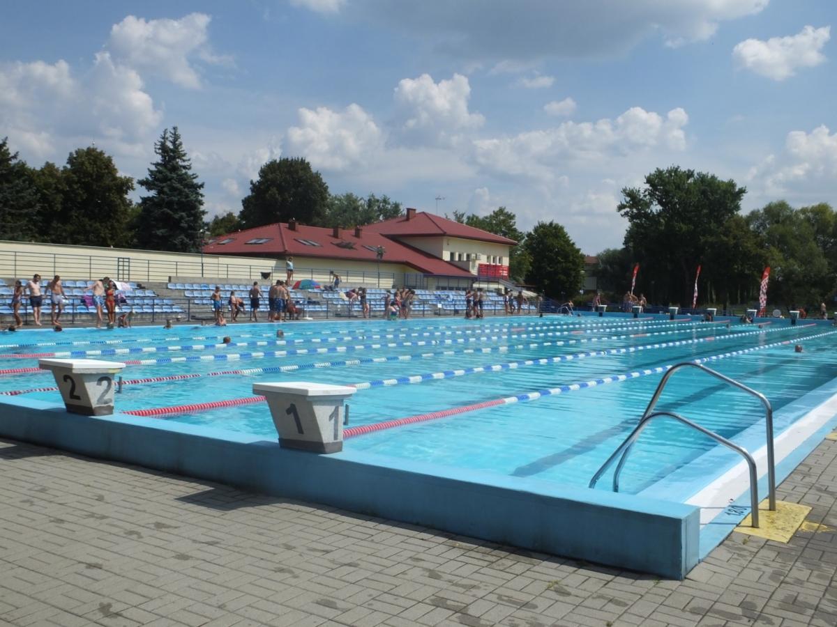 Jak mija upalny dzień na wołowskim basenie? [WIDEO]