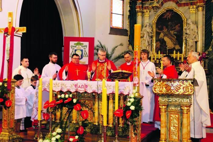 Bierzmowanie młodzieży w Wołowie