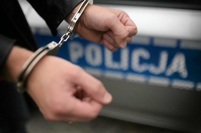 Pokłócił się z dziewczyną i skopał drzwi - Grozi mu 5 lat pozbawienia wolnosci