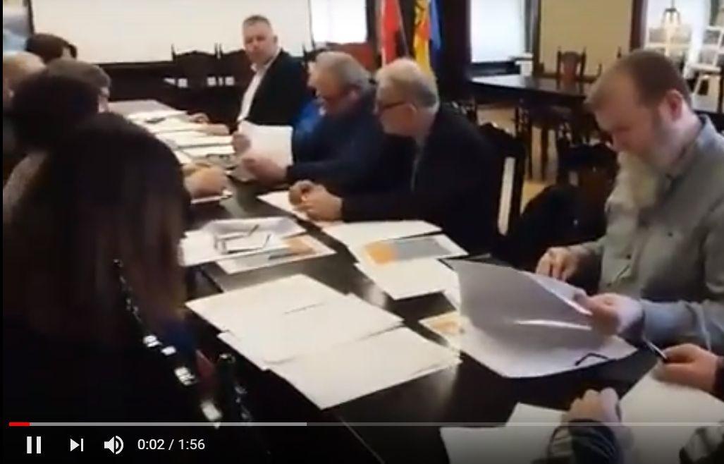 Komu urząd pracy daje pieniądze? (video)