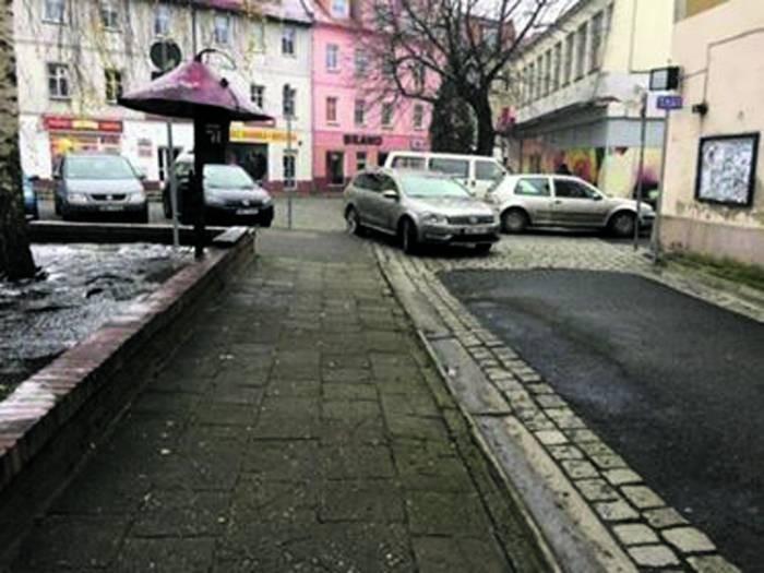 Uważaj jak parkujesz przy słupkach