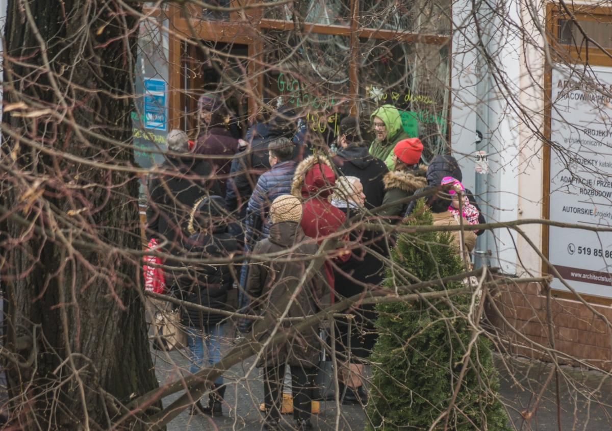 Rekordowe kolejki przed rybnym (video)