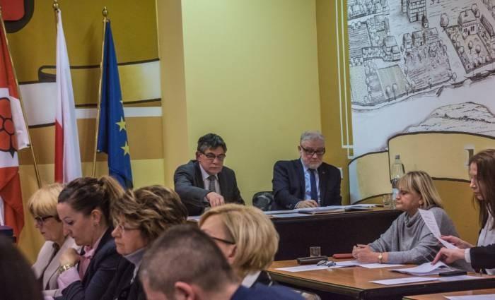 Zmiany w podatkach i pieniądze na dodatkowe pociągi (video)