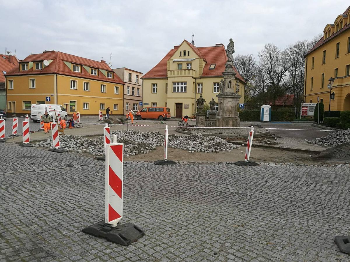 Układają kostkę pod starostwem. Kierowcy, uważajcie na utrudnienia (video)