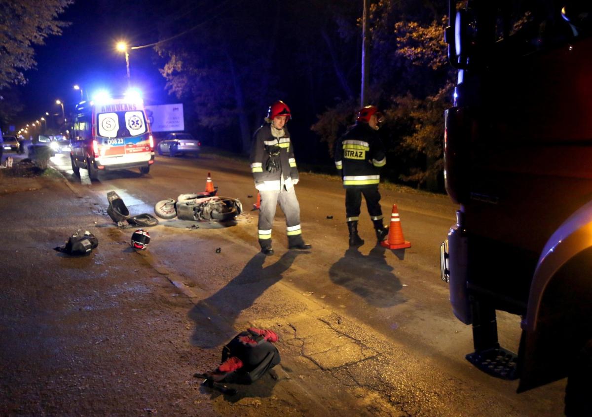 Zderzenie motoroweru i osobówki. Jednoślad spłonął (video)