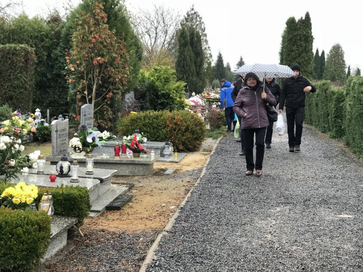 Nasi mieszkańcy odwiedzają dziś bliskich na cmentarzach (foto+video)