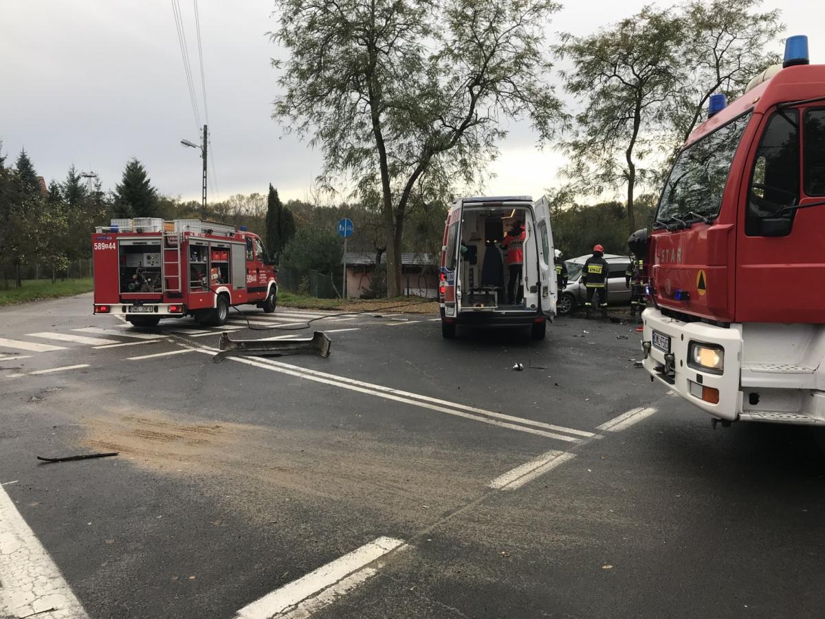 Było ślisko. Osobówka uderzyła w tira (video)