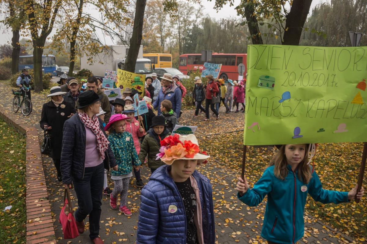 Dzieci i starsi w kapeluszach przez Wołów (video)
