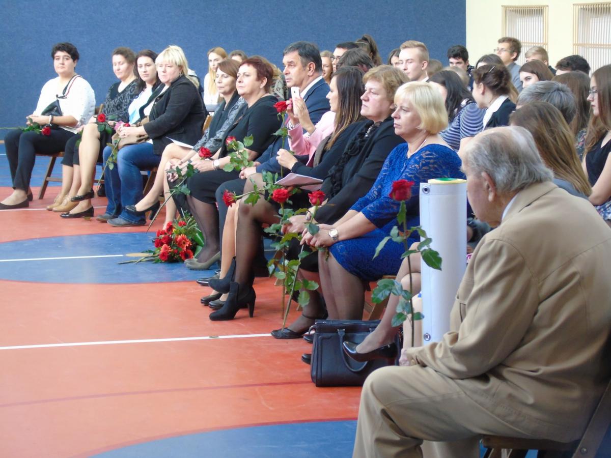Uczniowie i dyrektor dziękowali nauczycielom w 