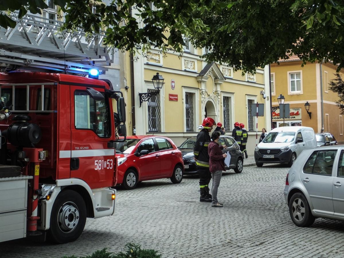 Szukają bomby w wołowskim sądzie (video)