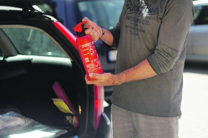 Auto w płomieniach a kierowcy czytają instrukcję obsługi?