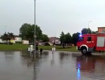 Skutki ulewy w Brzegu Dolnym. Zalany parking pod sklepem (video)