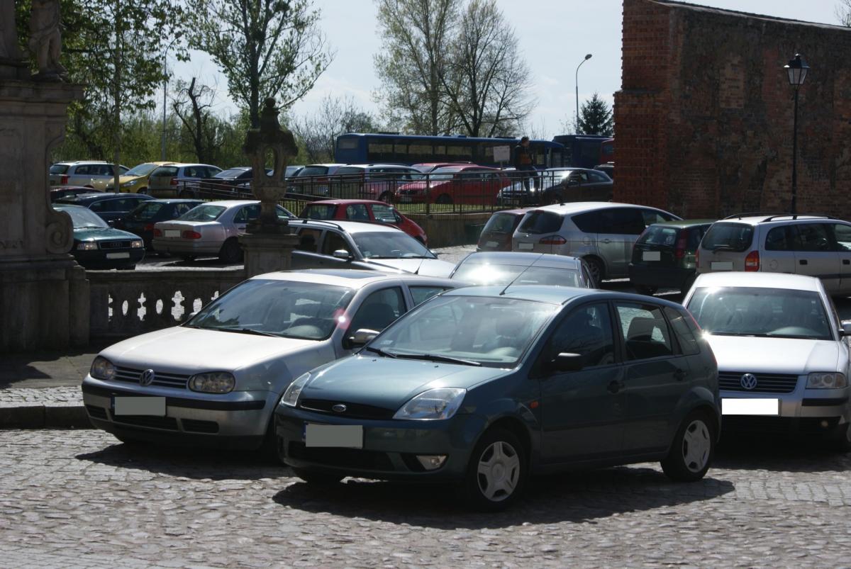 Mniej aut na wołowskim rynku