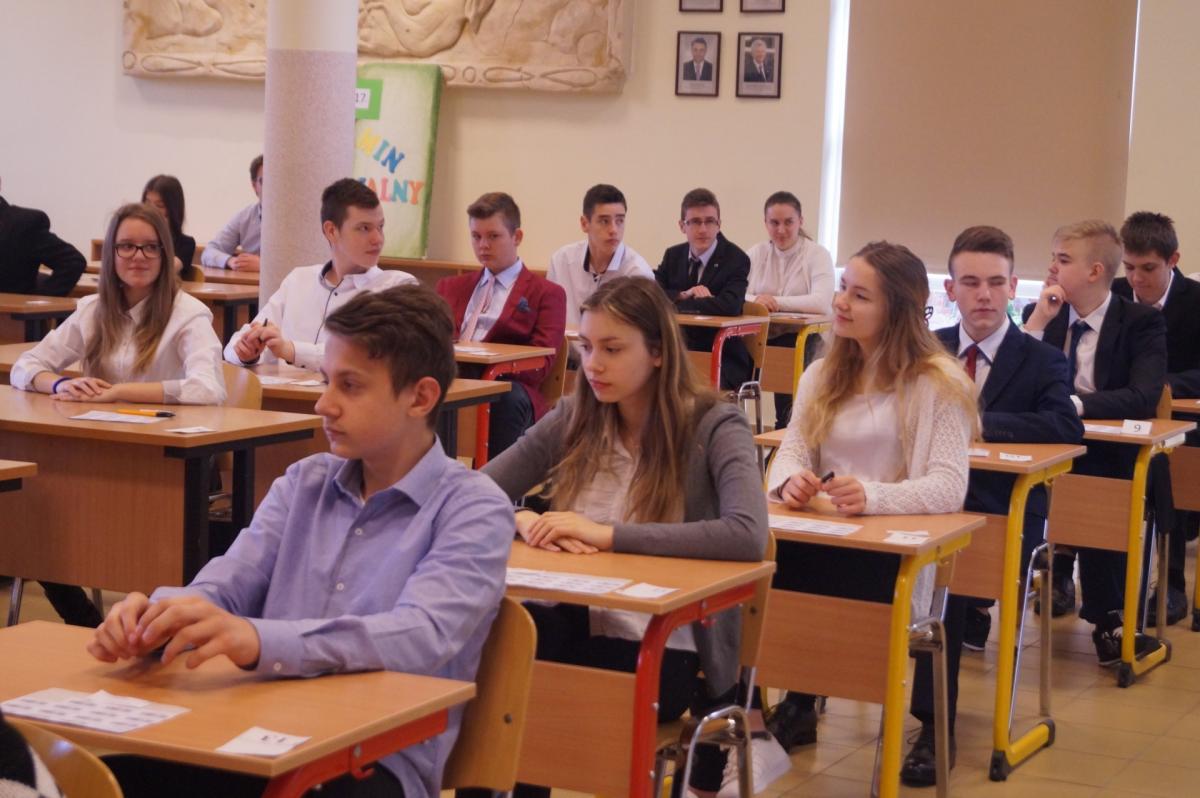 Gimnazjaliści piszą egzaminy (foto+video)