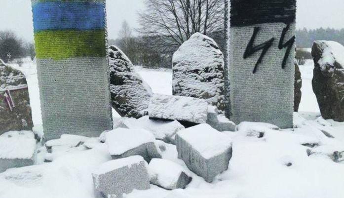 Pomnik w Hucie Pieniackiej